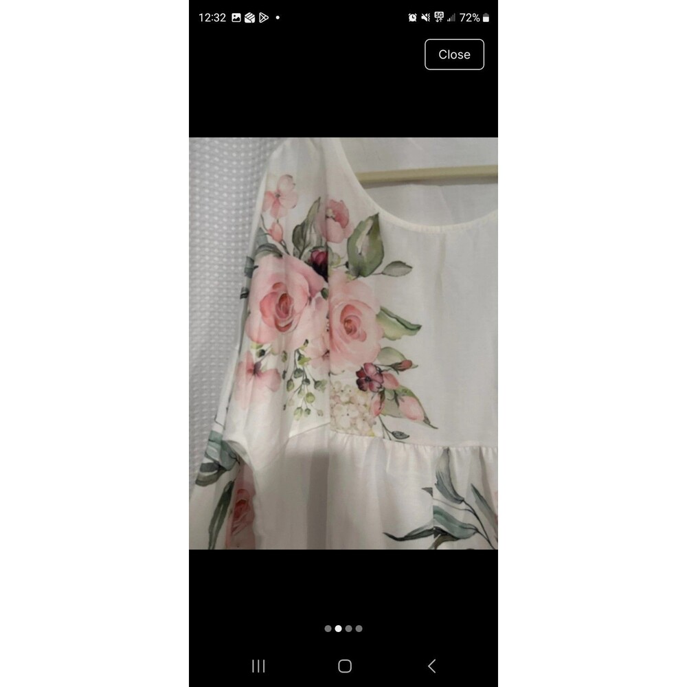 Beautiful flowered blouse says 4x but fits like 2x